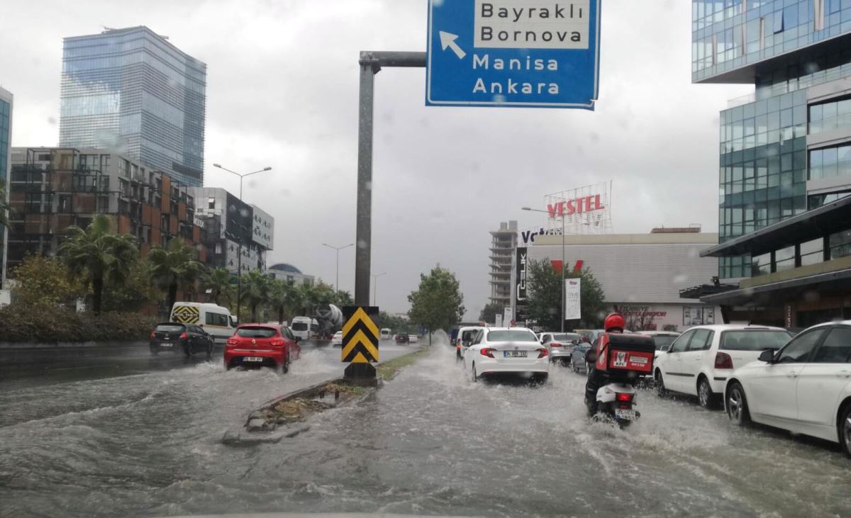 İzmir'de sağanak etkili oldu