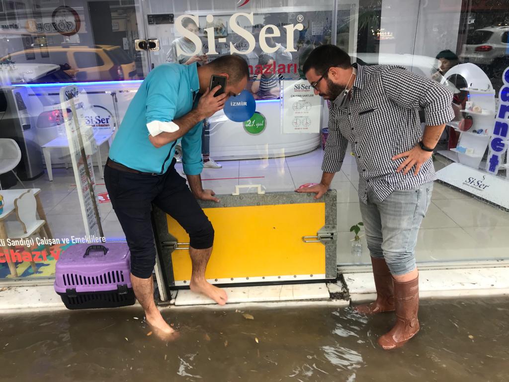 İzmir'de sağanak etkili oldu