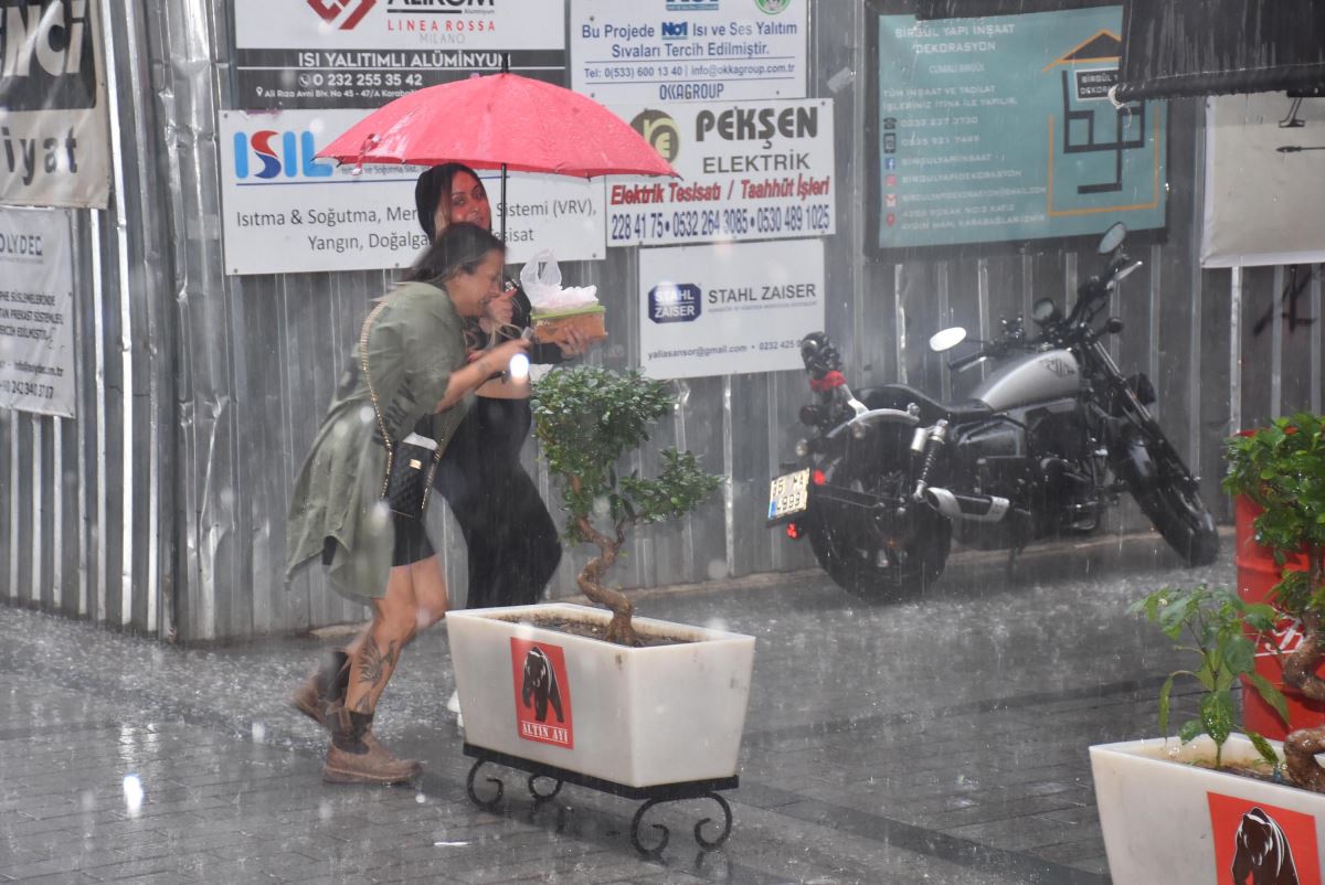 İzmir'de sağanak etkili oldu