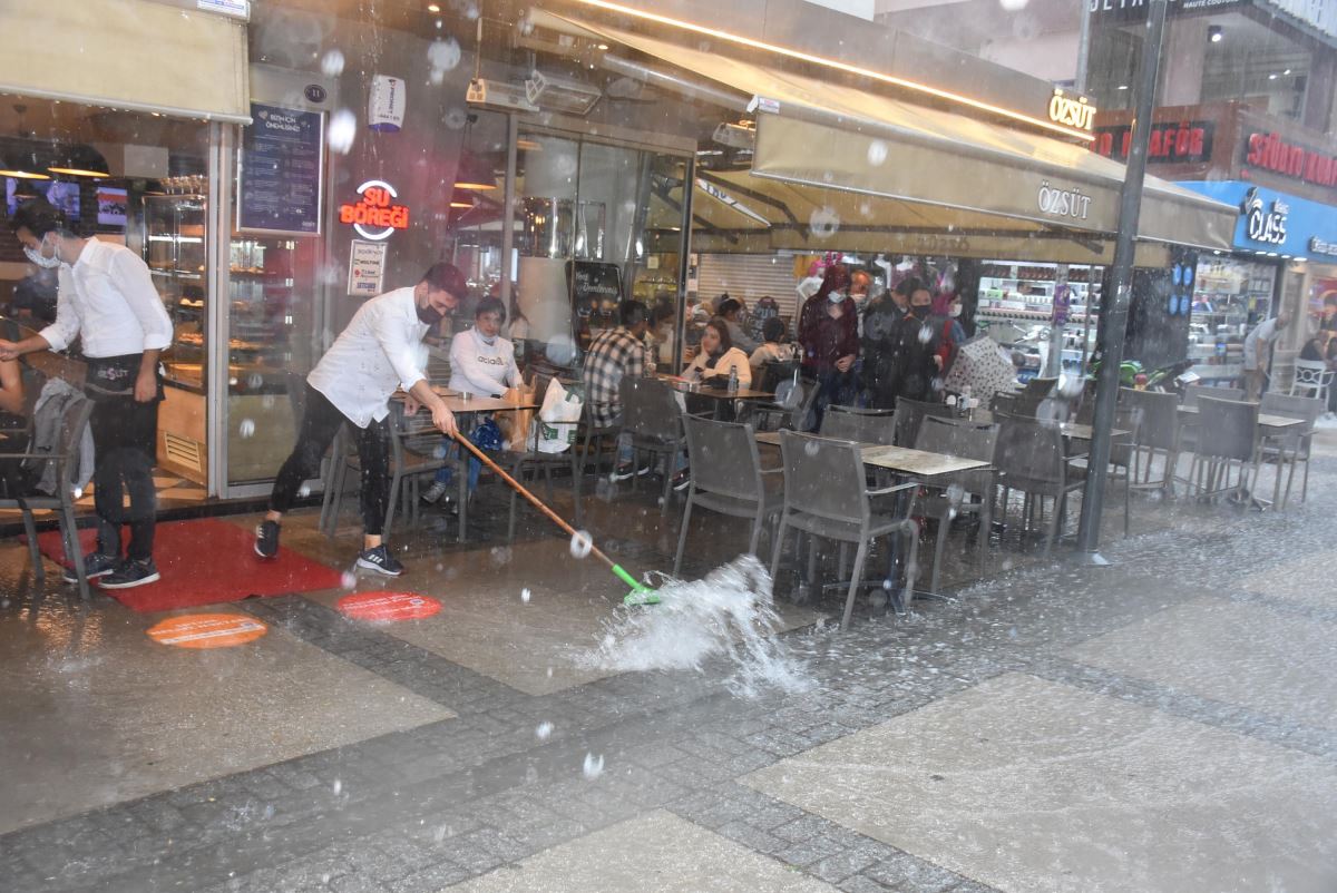 İzmir'de sağanak etkili oldu