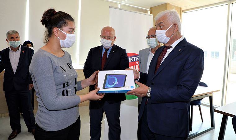 Muğla'da öğrencilere tablet ve internet desteği