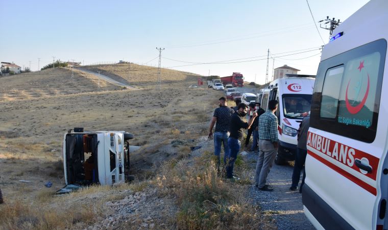 Malatya'da işçi servisi devrildi:14 yaralı