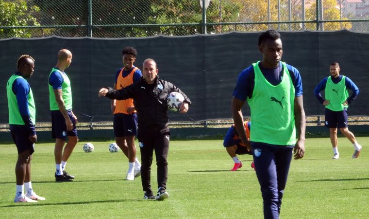 Mehmet Özdilek: Seyircili futbol müsabakasına dönmek en büyük hayalimiz