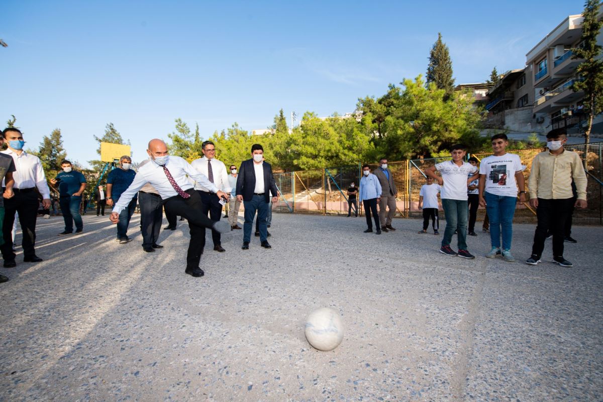 Başkan Soyer acil çözüm ekipleriyle sahada