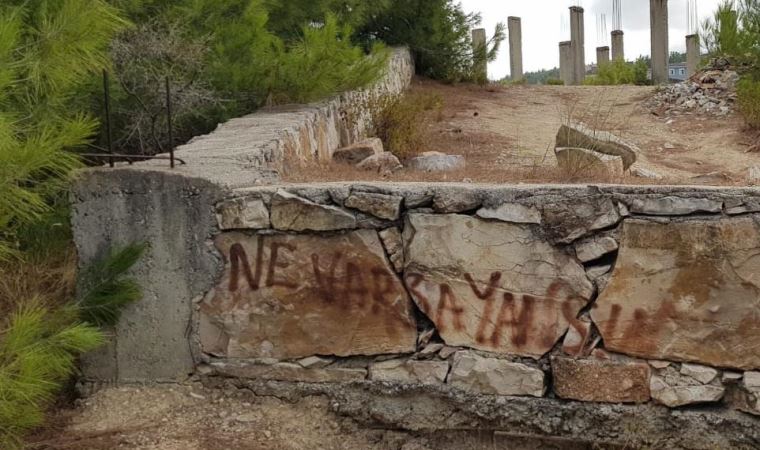 Hatay'daki yangın bölgesi yakınında 'Ne varsa yansın' yazısı