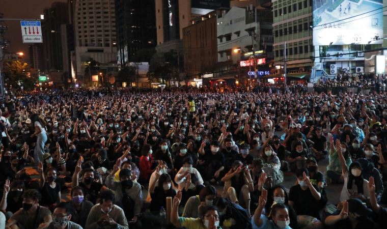 Tayland’da protestocular Bangkok sokaklarını doldurdu