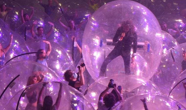 The Flaming Lips'ten pandemiye özel konser: Grup üyeleri ve seyirciler baloncukların içine girdi