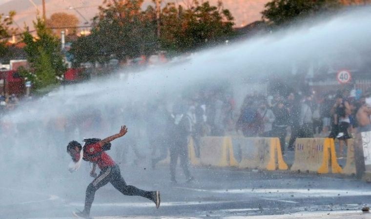 Şili'deki gösterilerde iki kilise kundaklandı, çatışmalarda en az 18 polis yaralandı