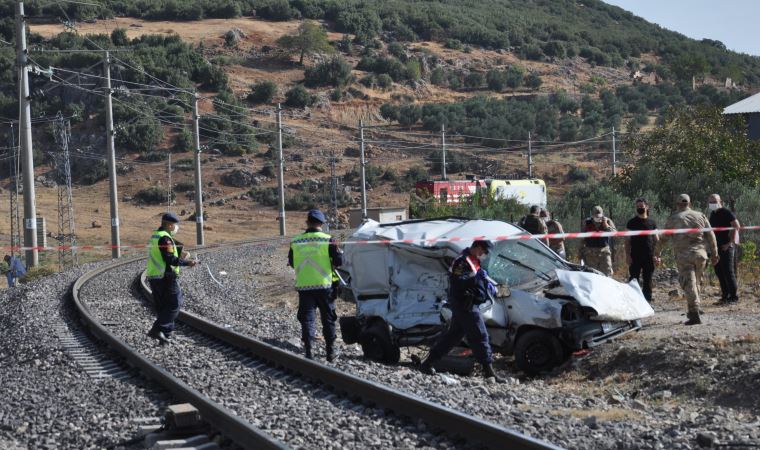 Tren, ticari araca çarptı; 1'i çocuk 2 kişi hayatını kaybetti