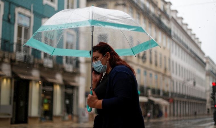 Koronavirüs: 8 ülkede yapılan araştırmaya göre kadınlar, maske ve mesafe gibi kurallara erkeklerden daha çok uyuyor