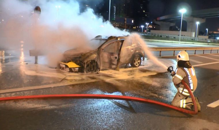 Kadıköy'de seyir halindeki taksi alev topuna döndü