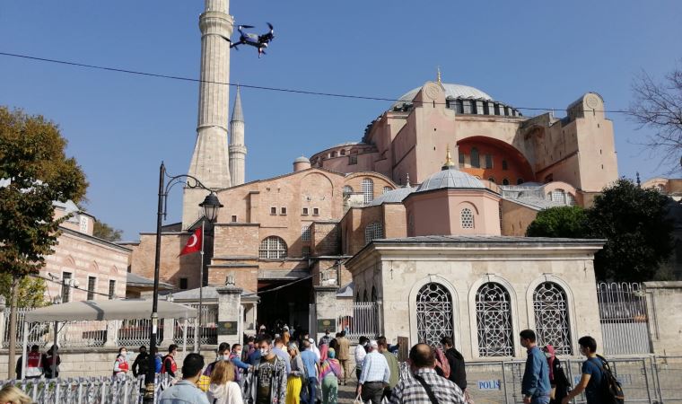 Ayasofya önünde dronlu koronavirüs denetimi