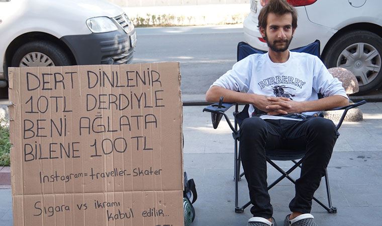 Dert dinleme başı 10 TL alan genç gezgin, derdiyle kendisini ağlatana da 100 TL veriyor