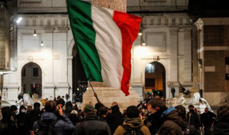 Roma'da salgın tedbirlerinin protesto edildiği gösteride olaylar çıktı