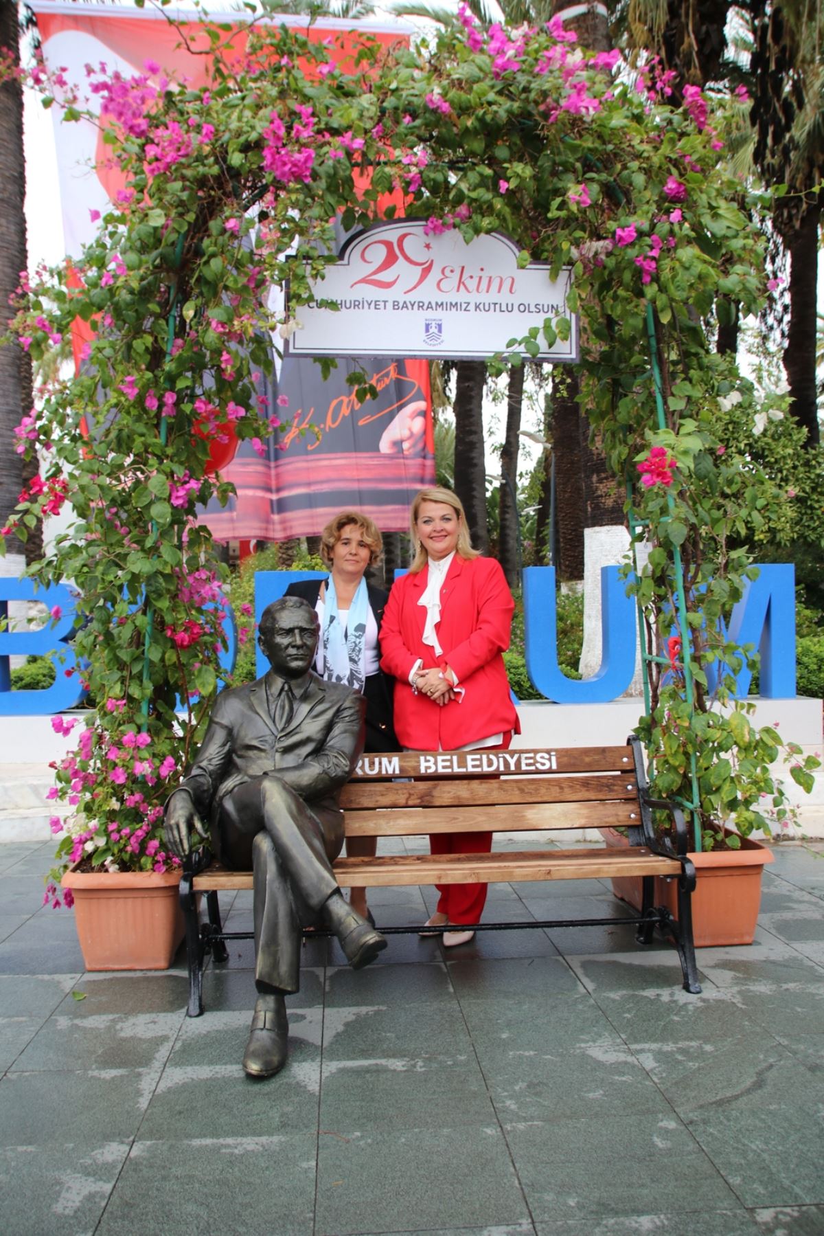 Atatürk heykelini görenler cep telefonuna sarıldı