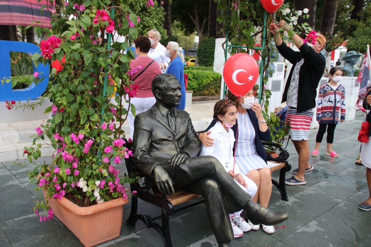 Atatürk heykelini görenler cep telefonuna sarıldı