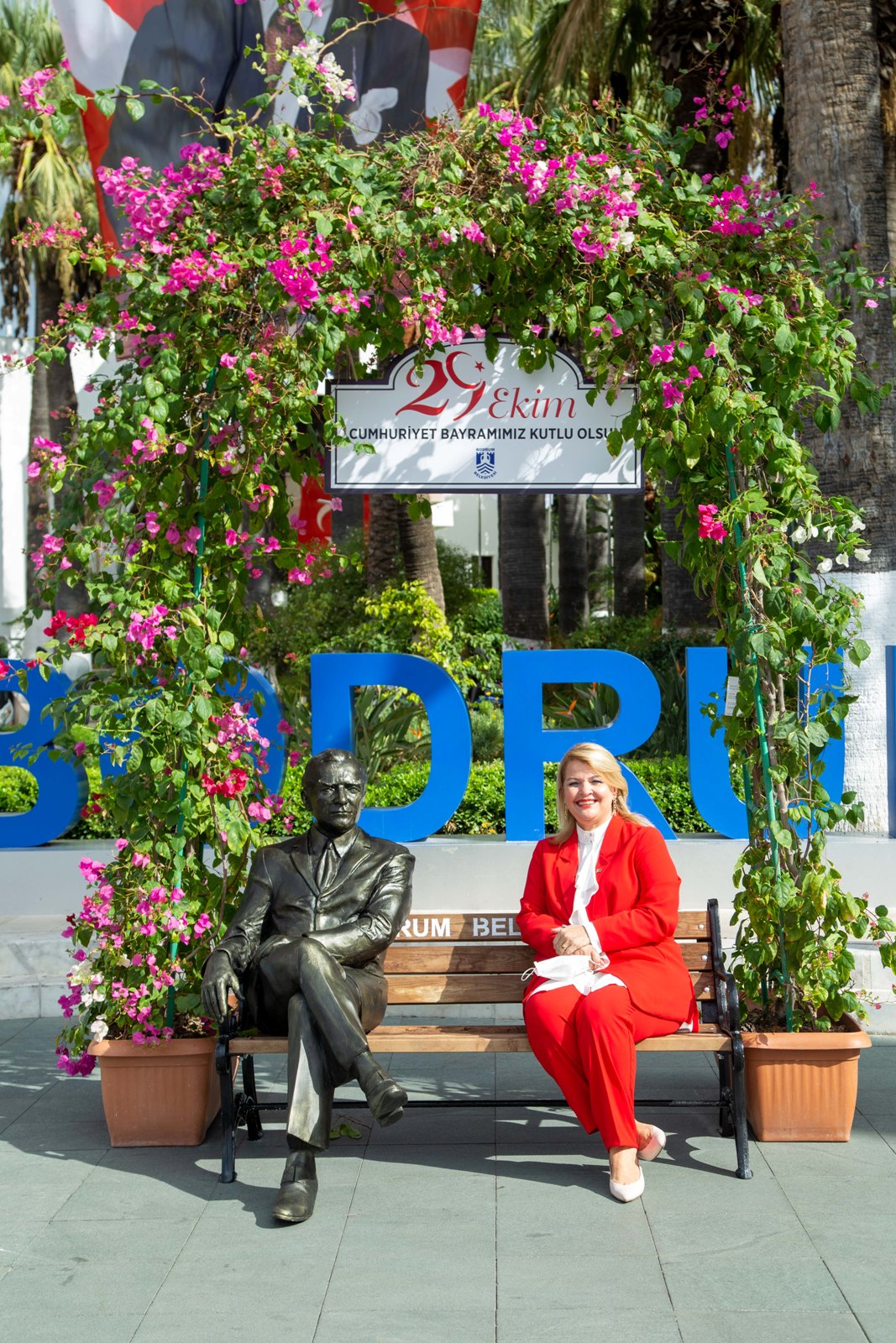 Atatürk heykelini görenler cep telefonuna sarıldı