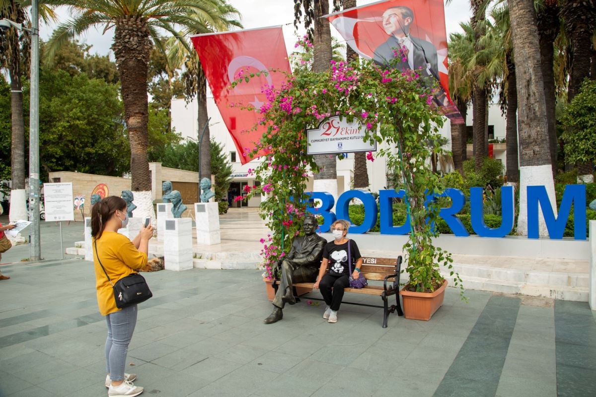 Atatürk heykelini görenler cep telefonuna sarıldı