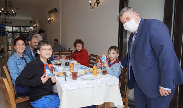 Çeşme Belediye Başkanı Oran ev ev gezip Türk Bayrağı dağıttı