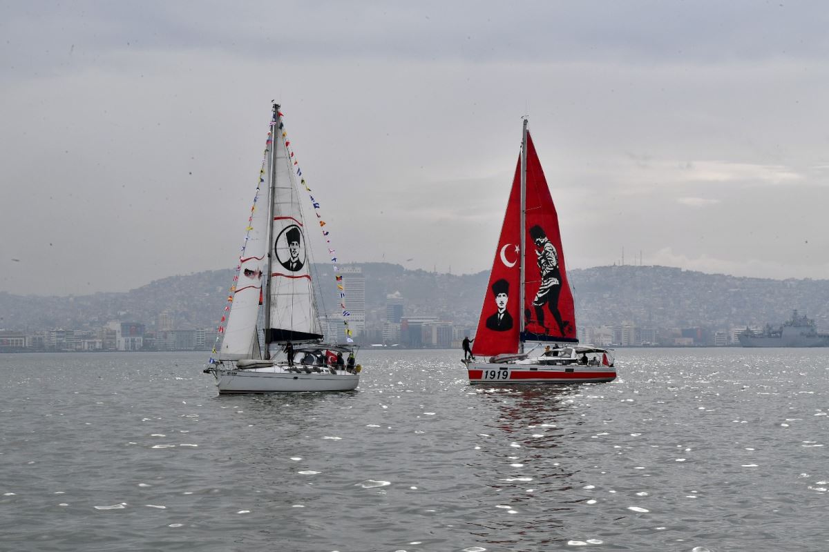 İzmir Körfezi’nden Cumhuriyet selamı