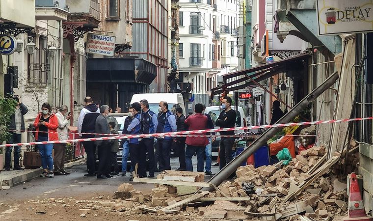 Beyoğlu'nda 2 katlı bina çöktü