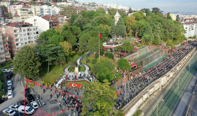 İzmit'te bin kişi, sosyal mesafeli zeybek oynadı