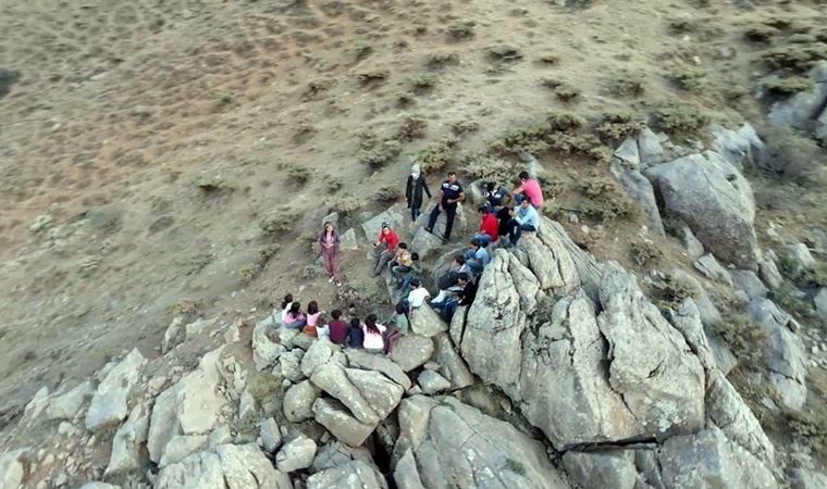 Ders işlemek için 2500 rakımlı tepeye çıkıyorlar