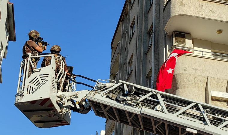 Ailesini rehin alan kişiyi polis yaralayarak durdurdu