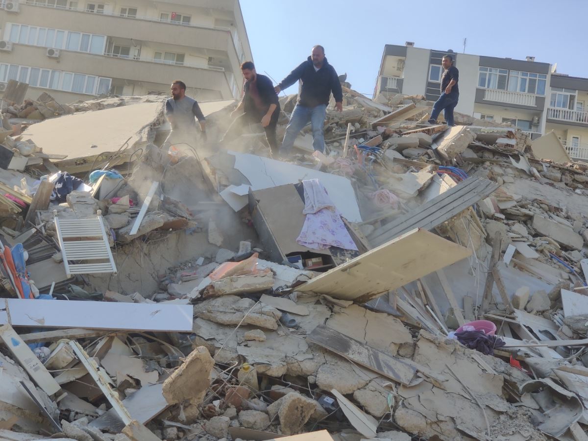 İzmir'de 6,6 büyüklüğünde deprem! Bölgeden fotoğraflar