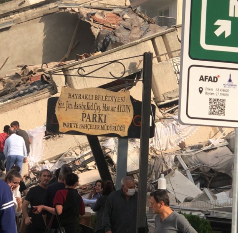 İzmir'de 6,6 büyüklüğünde deprem! Bölgeden fotoğraflar