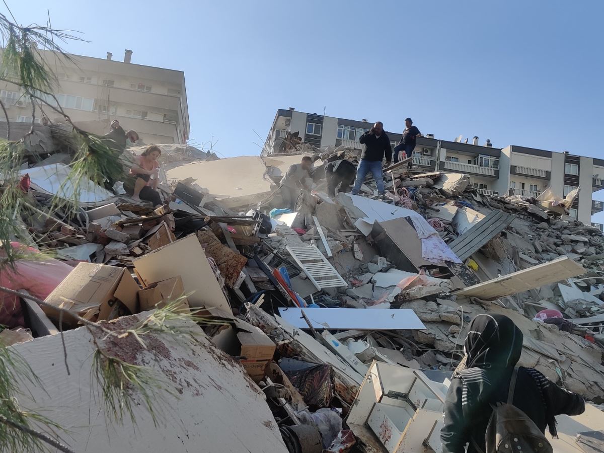 İzmir'de 6,6 büyüklüğünde deprem! Bölgeden fotoğraflar