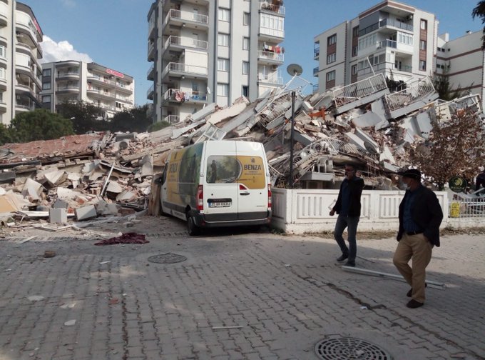 İzmir'de 6,6 büyüklüğünde deprem! Bölgeden fotoğraflar