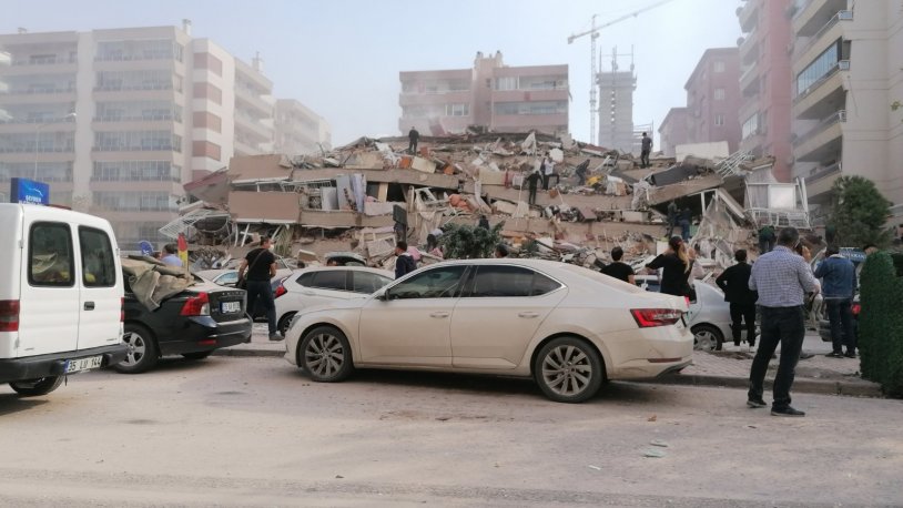 İzmir'de 6,6 büyüklüğünde deprem! Bölgeden fotoğraflar