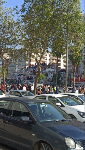 İzmir'de 6,6 büyüklüğünde deprem! Bölgeden fotoğraflar