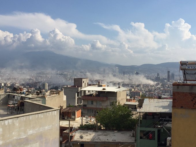 İzmir'de 6,6 büyüklüğünde deprem! Bölgeden fotoğraflar