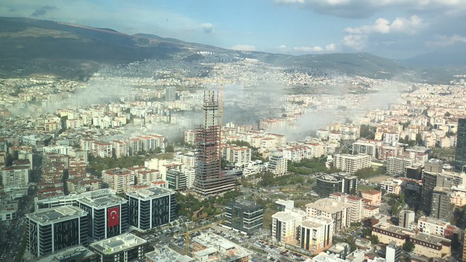 İzmir'de 6,6 büyüklüğünde deprem! Bölgeden fotoğraflar