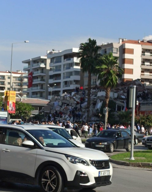 İzmir'de 6,6 büyüklüğünde deprem! Bölgeden fotoğraflar