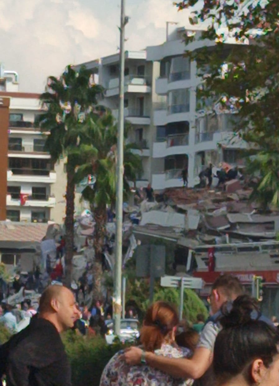 İzmir'de 6,6 büyüklüğünde deprem! Bölgeden fotoğraflar