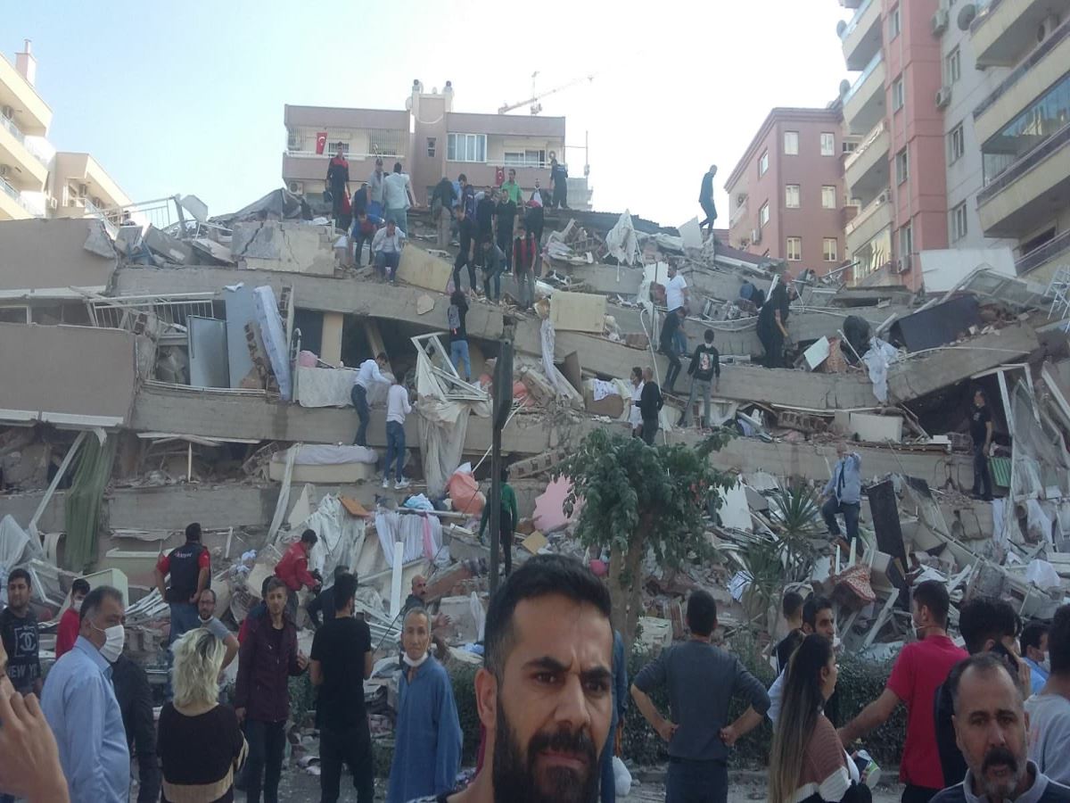 İzmir'de 6,6 büyüklüğünde deprem! Bölgeden fotoğraflar