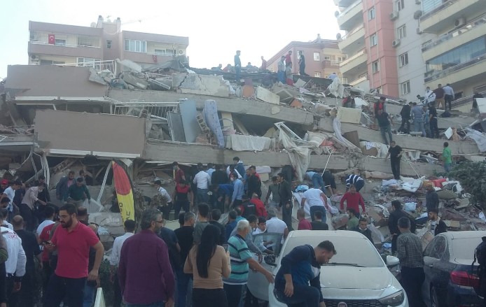 İzmir'de 6,6 büyüklüğünde deprem! Bölgeden fotoğraflar