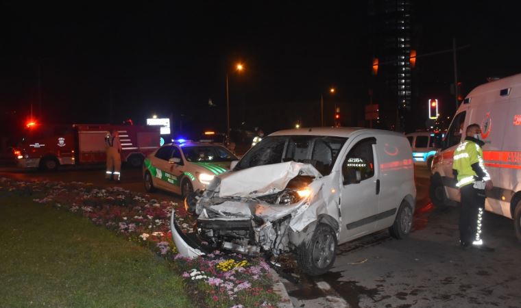 İzmir'de hafif ticari araç otomobile çarptı: 1'i ağır 4 yaralı