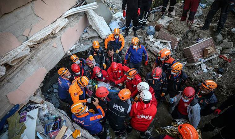 Enkaz altındaki Halim Sarı, 26 saat sonra yaralı olarak kurtarıldı