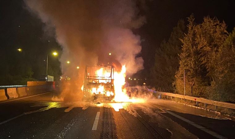 Adana'da seyir halindeki yolcu otobüsü yandı