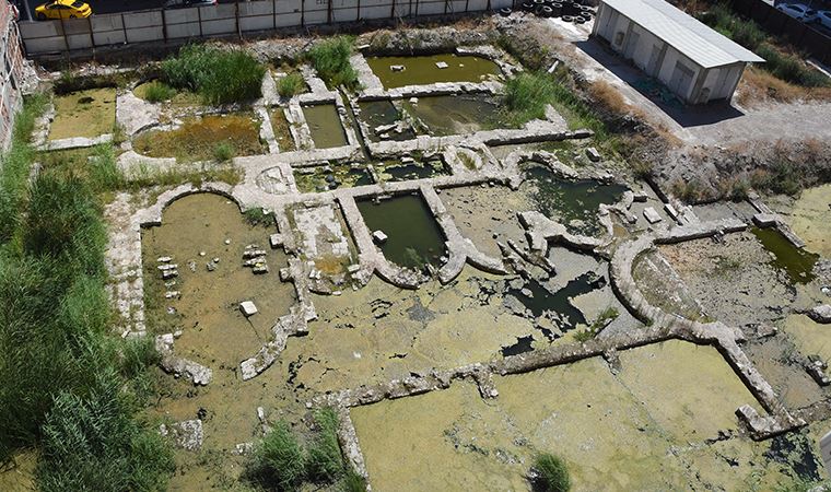 İzmir'deki bin 800 yıllık Roma hamamı sazlığa döndü