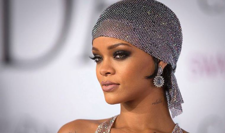 Rihanna, defilesinde içinde hadis geçen bir şarkı çalması üzerine Müslümanlardan özür diledi