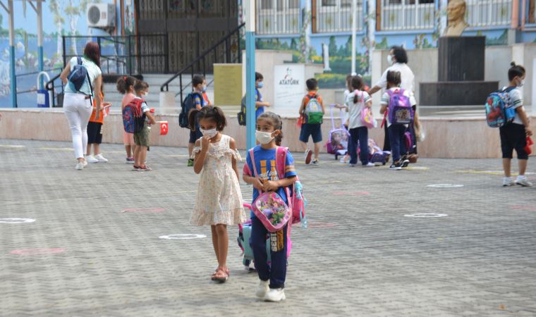 Bilim Kurulu Üyesi Gündüz: Okullarda düzensiz kalabalıkların oluşması engellenmeli