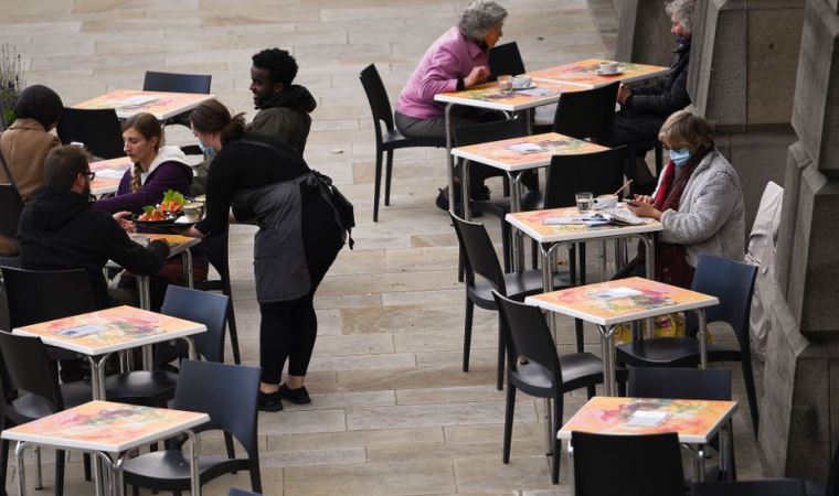 İngiltere'de koronavirüs vakalarının üçte biri 'bar ve restoran kaynaklı'