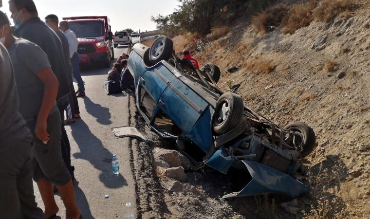 Mersin'de takla atan otomobilden sağ çıktılar