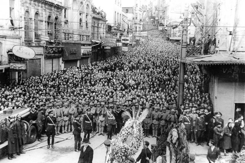 Büyük Önder Atatürk'ün cenaze töreninden birçoğu ilk kez gün yüzüne çıkan kareler...