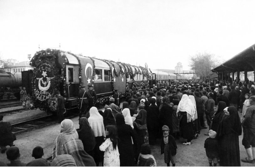 Büyük Önder Atatürk'ün cenaze töreninden birçoğu ilk kez gün yüzüne çıkan kareler...